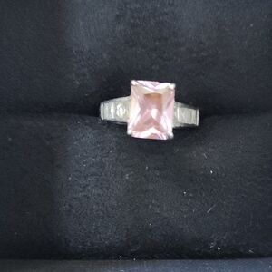 Chic Stearling Silver Ring with Pink Gemstone